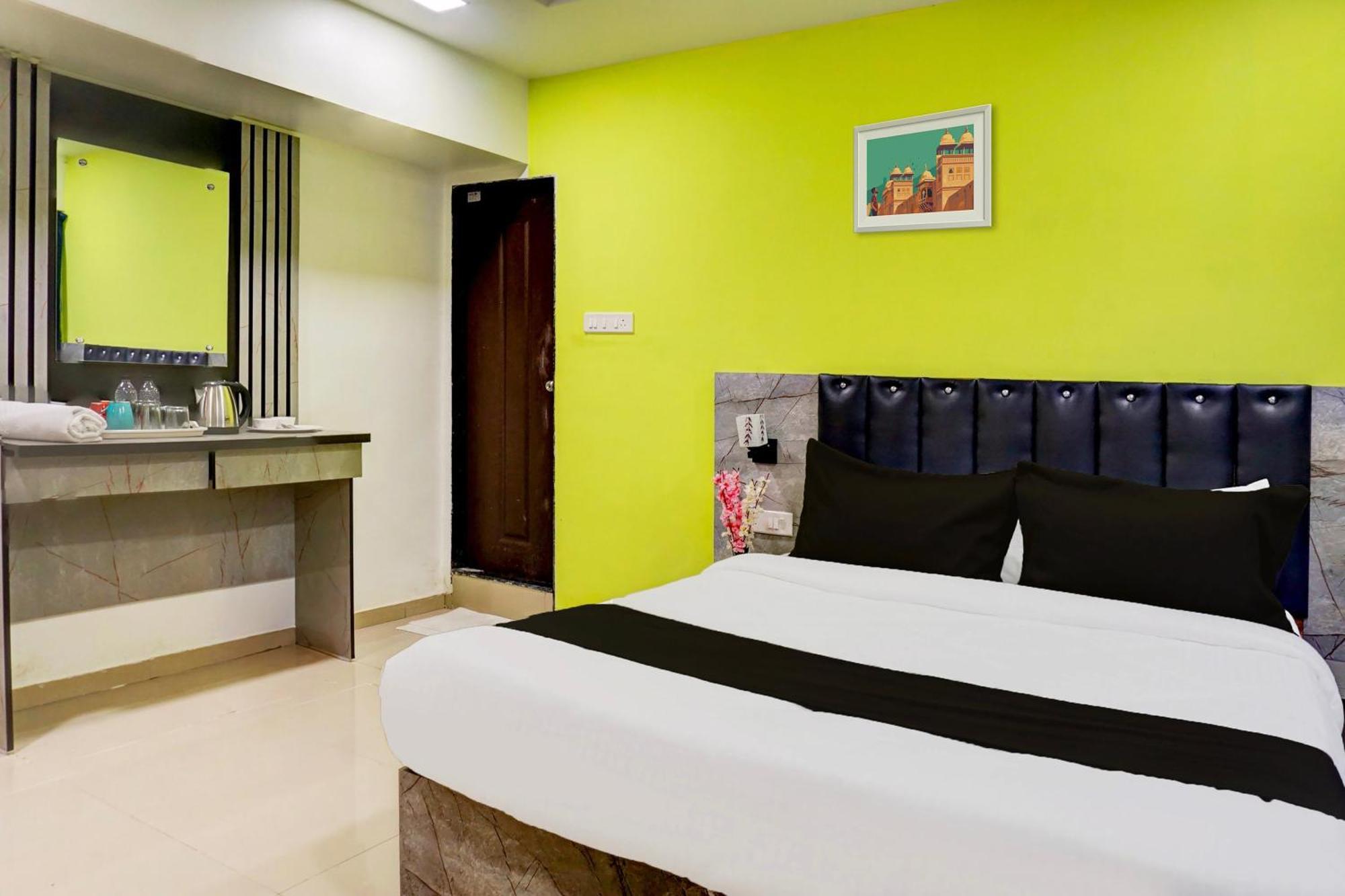 Super Collection O Vardhan Plaza Yerandwane Exterior photo