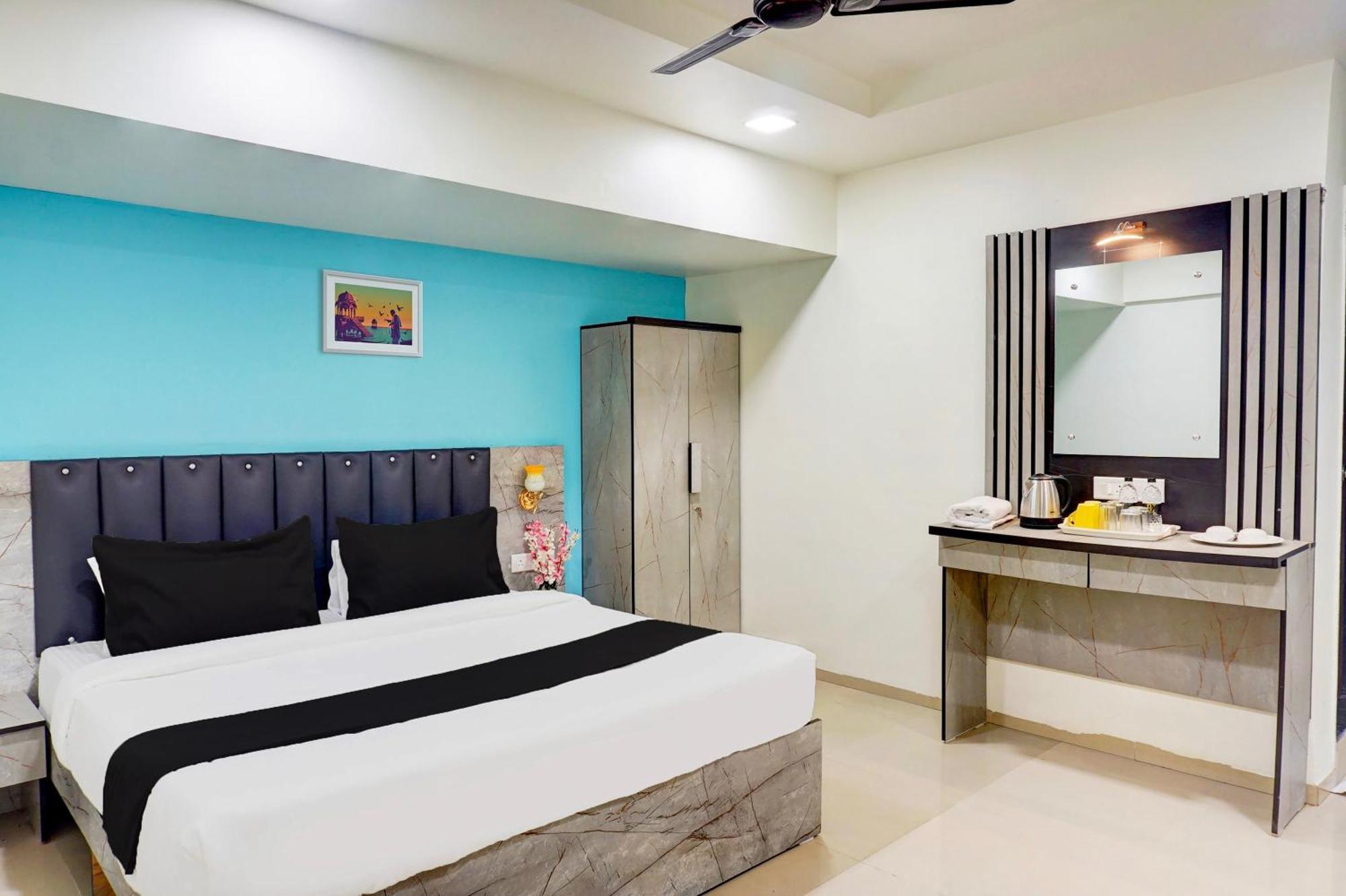 Super Collection O Vardhan Plaza Yerandwane Exterior photo