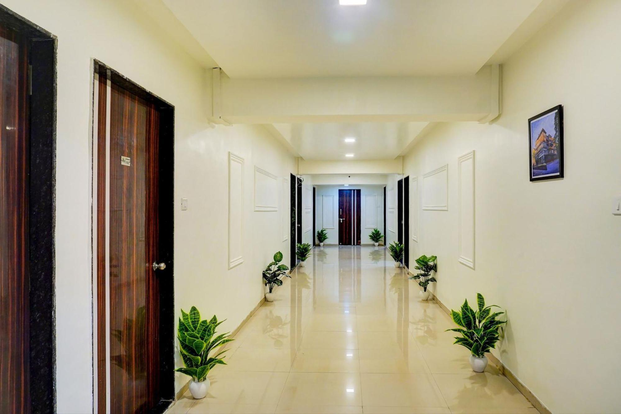 Super Collection O Vardhan Plaza Yerandwane Exterior photo