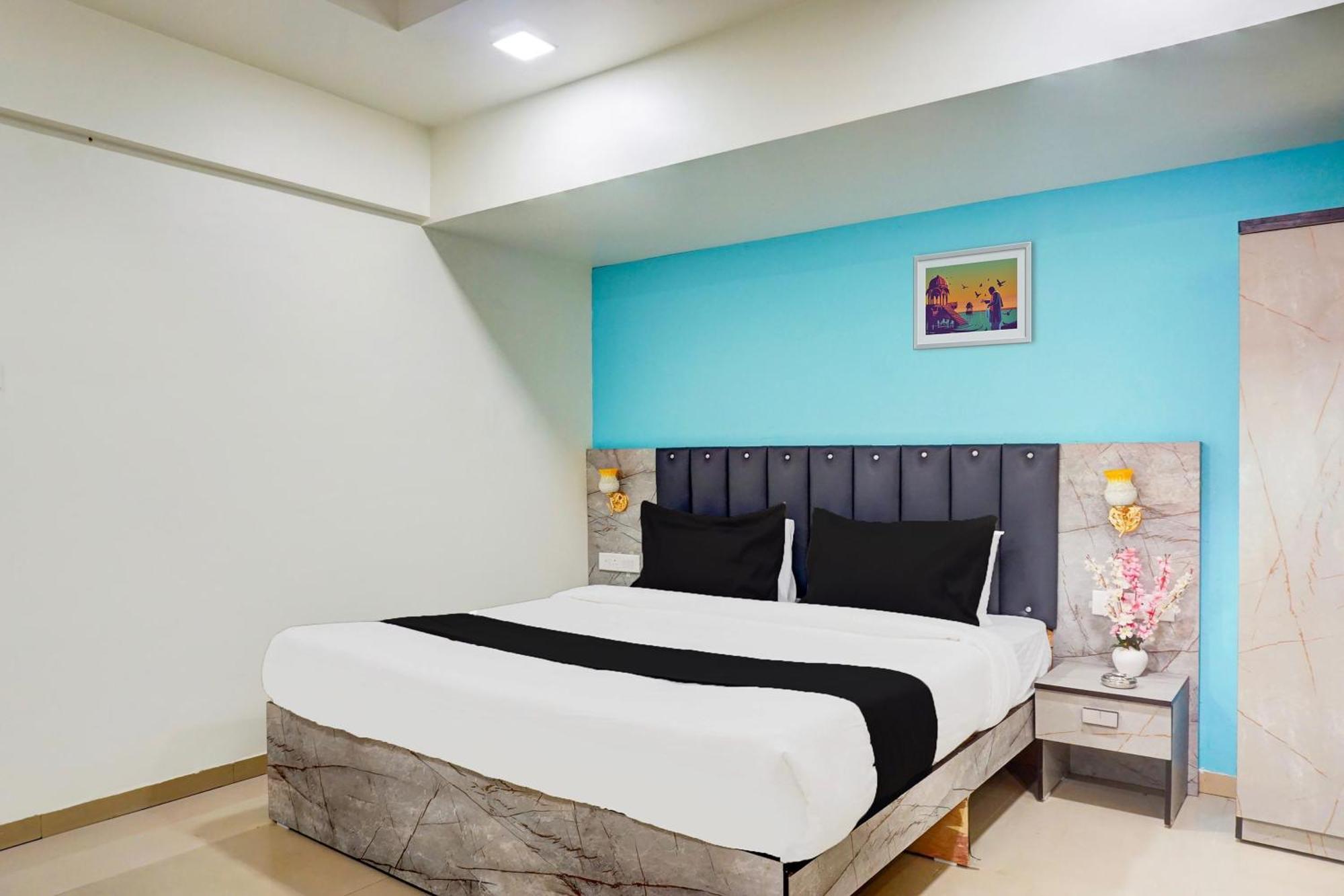 Super Collection O Vardhan Plaza Yerandwane Exterior photo